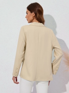 Détail des poignets avec trois boutons assortis et coutures nettes sur un blazer de couleur beige