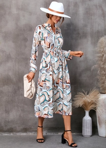 Détail d'une robe à manches longues, imprimé feuilles, col en V et taille avec cordon