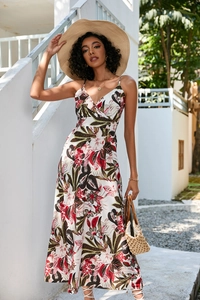 Détail d'une robe longue à col en V avec imprimé tropical et taille cintrée