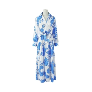 Robe chemise élégante à manches longues avec imprimé floral bleu et jupe plissée