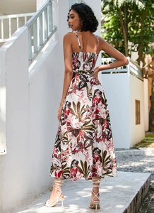 Détail de la robe à imprimé tropical avec dos smocké et fines bretelles spaghetti