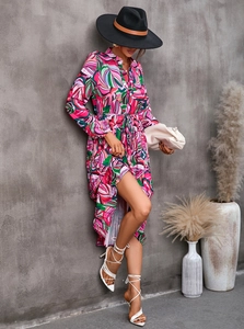 Détail de robe longue imprimée à fleurs avec col boutonné et ceinture à nouer assortie