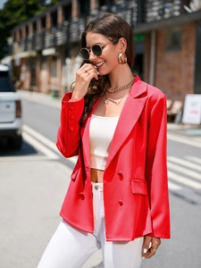 Détail du blazer rouge à manches longues pour femmes avec boutons décoratifs sur les poignets