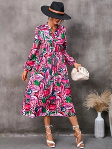 Détails du col en V et boutonnage sur robe mi-longue plissée à imprimé floral coloré