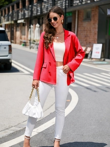 Gros plan détaillé d'un blazer croisé rouge vif avec revers classiques et poches latérales