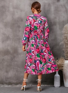 Détail de la robe midi plissée avec imprimé floral et texture fluide et légère