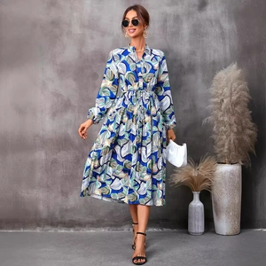 Robe midi élégante à manches longues avec imprimé feuilles et taille à cordon réglable