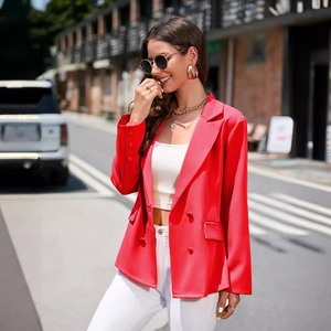 Blazer rouge professionnel pour femme avec revers et boutonnage doublé
