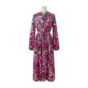 Robe mi-longue élégante à manches longues avec imprimé feuilles et jupe plissée