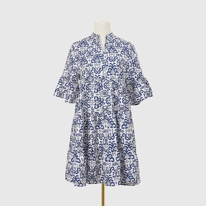 Détail du col en V avec imprimé porcelaine bleue sur robe d'été à volants