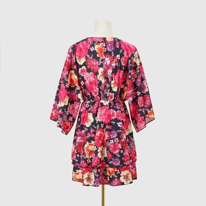 Vue arrière d'une robe en mousseline fleurie avec taille élastique et ourlet volanté