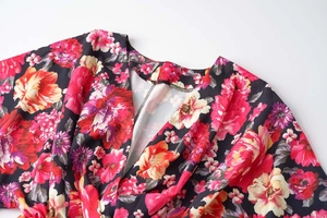 Détail du col en V sur robe d'été avec motif imprimé floral tropical vibrant