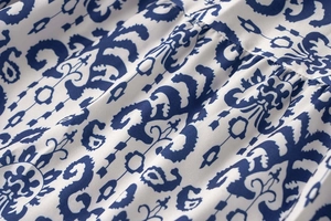 Vue macro détaillée du tissu imprimé bohème bleu et blanc avec des coutures plissées