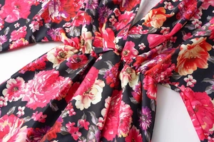 Détail de l'imprimé fleuri sur robe col en V avec taille élastique et manches larges