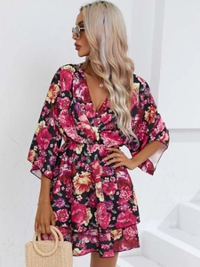 Détails d'une robe fleurie à col en V avec jupe à volants et motifs de vacances