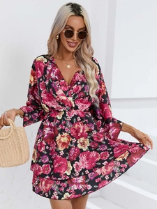 Détail d'une robe fleurie à col en V avec jupe à volants et manches évasées sur mannequin