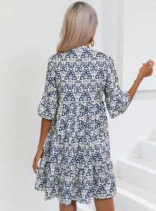 Détail de la robe bohème à motifs paisley avec vue arrière et manches cloche