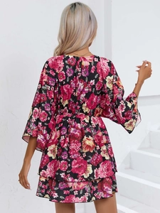 Vue arrière d'une robe fleurie d'été avec manches évasées et détails à la taille