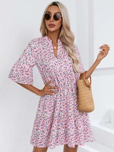 Détail d'une robe d'été à col en V avec imprimé floral coloré et manches à volants