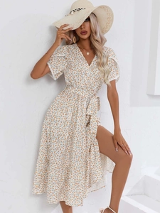 Détail de robe d'été à fleurs col en V avec lien à la taille et fente latérale