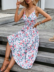 Détail d'une robe maxi fleurie à bretelles avec col en V et taille élastique