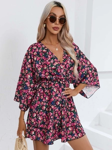 Détails du décolleté en V et de l'imprimé floral sur cette robe d'été courte pour femme