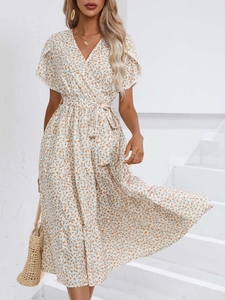 Détails de la robe midi fleurie à col en V avec volants étagés et manches papillon