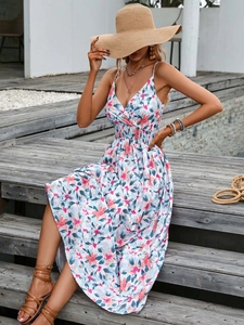 Détail de la robe longue fleurie à taille froncée et décolleté plongeant en V