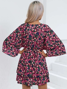 Détail de la robe fleurie en mousseline avec ourlet à volants et imprimé bohème