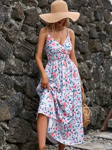 Détail de robe longue bohème à fleurs avec taille élastique et fines bretelles