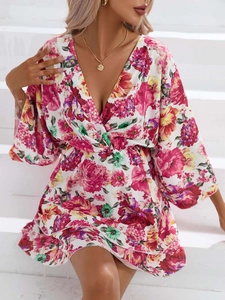 Détail de la robe d'été à col en V avec imprimé floral coloré et manches évasées