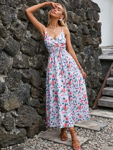 Détail du décolleté en V profond et taille haute élastique sur robe longue fleurie