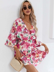 Détails de la robe fleurie à col en V avec imprimé floral rouge vif et manches cloches