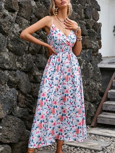 Détail de la robe maxi à fleurs avec col en V et taille haute sur tissu bleu clair