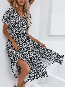 Détail de robe fleurie à col en V avec manches en dentelle et ceinture assortie