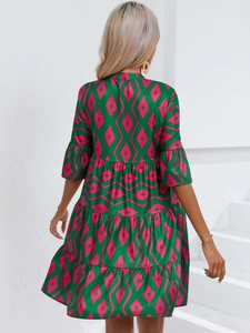 Vue arrière de la robe d'été émeraude à col en V avec motifs géométriques roses