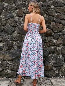Détail d'une robe d'été avec imprimé fleuri et dos élastique froncé ajustable