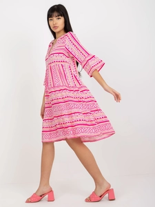Détails de la robe fuchsia à imprimé ethnique géométrique avec jupe à plusieurs niveaux
