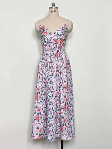 Vue détaillée d'une robe longue fleurie avec col en V et taille haute élastique