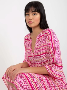 Détail du col en V et de l'imprimé ethnique géométrique sur la robe d'été magenta