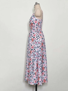Détail d'une robe longue à fleurs avec taille élastique plissée et col en V sans manches