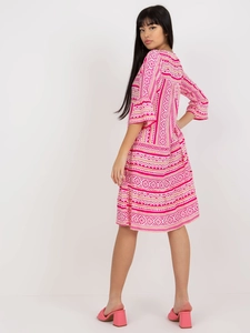 Détail du motif ethnique géométrique rose et blanc sur cette robe d'été fluide et ample