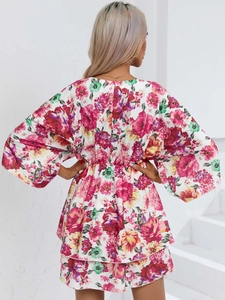 Vue arrière d'un ensemble d'été à fleurs avec manches kimono et taille cintrée