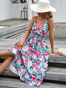 Détails d'une robe longue bleu ciel à fleurs avec col en V et taille élastiquée