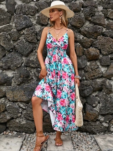 Détail de robe maxi florale tropicale avec col en V, taille froncée et jupe à volants