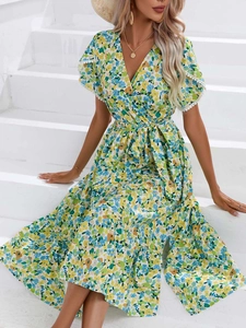 Détails d'une robe d'été fleurie avec col en V, manches volantées et bordure en dentelle