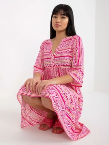 Détail d'une robe imprimée avec col en V et motifs géométriques tribaux de couleur rose