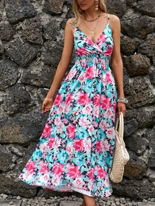Détail d'une robe longue à fleurs avec décolleté en V et taille élastique plissée