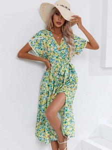 Vue détaillée de la robe florale à col en V avec dentelle et motif estival jaune