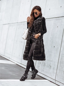 Détail d'un long gilet en fausse fourrure gris foncé avec texture pelucheuse et sans manches